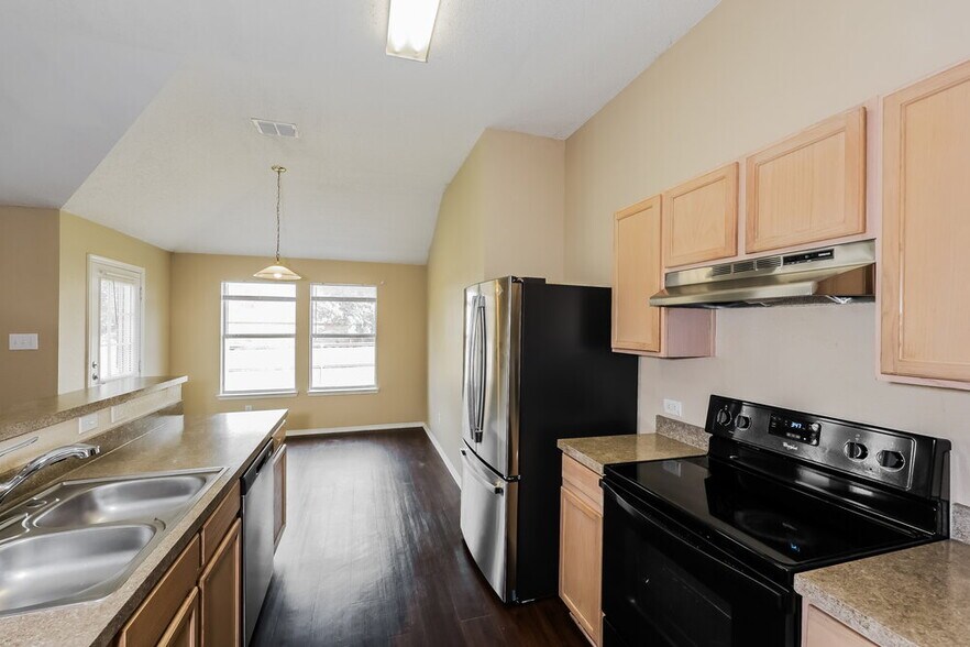 Building Photo - 2021 Wildwood Dr