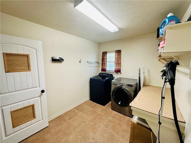 Building Photo - 912 Emerald Dove Ave