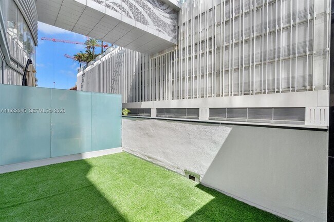 Building Photo - 851 NE 1st Ave