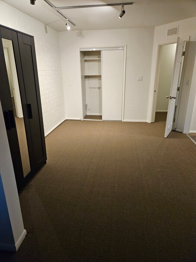 Building Photo - 4110 W Burbank Blvd