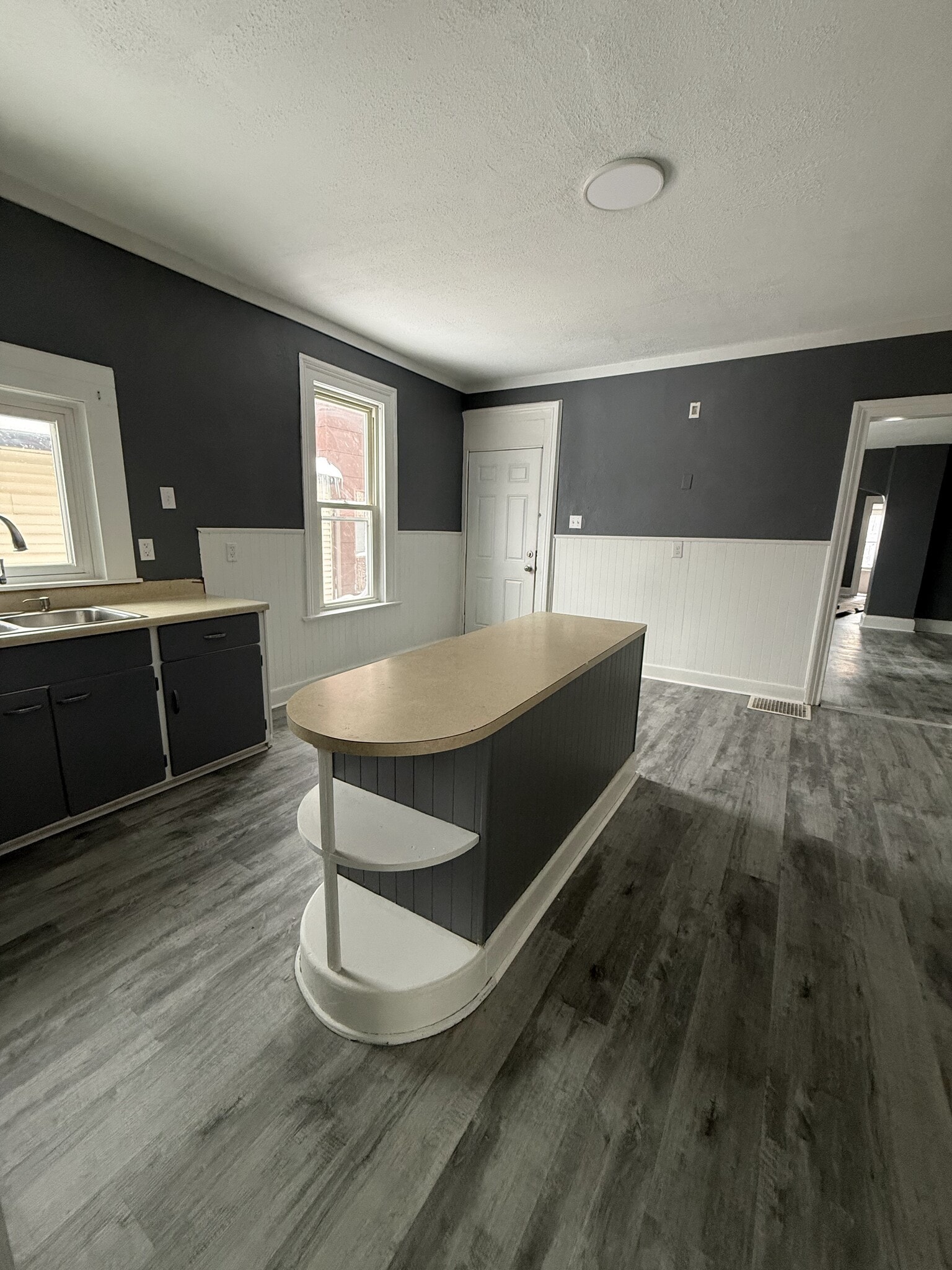 Building Photo - 313 E 7th St