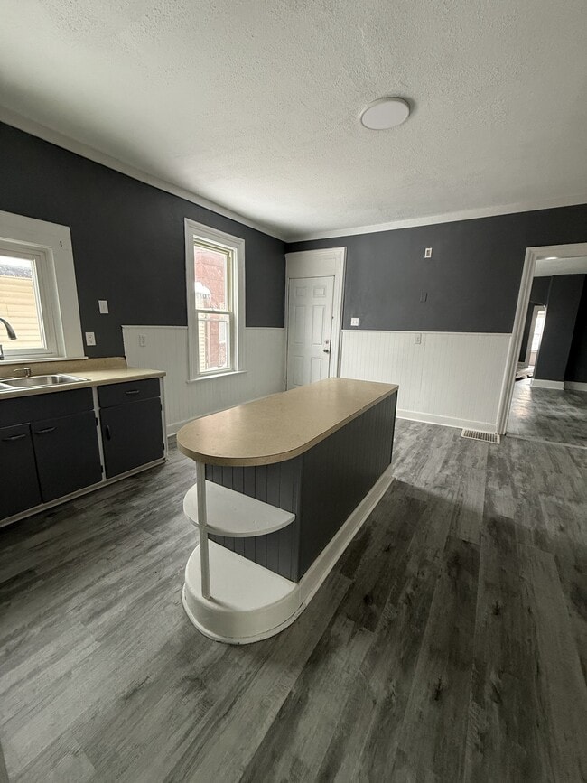 Building Photo - 313 E 7th St