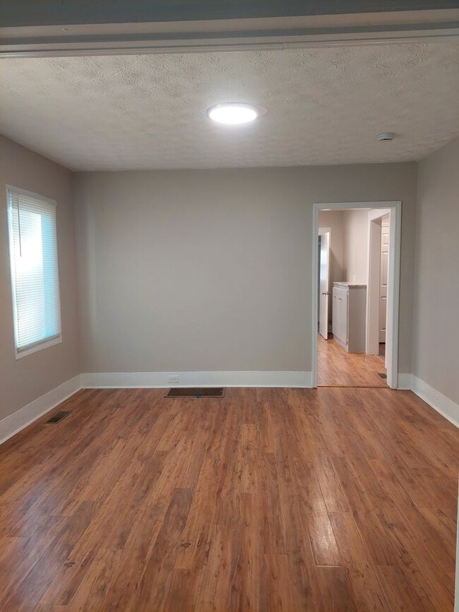 Building Photo - Spacious 3-bedroom Home in Jordan/Johnson Area