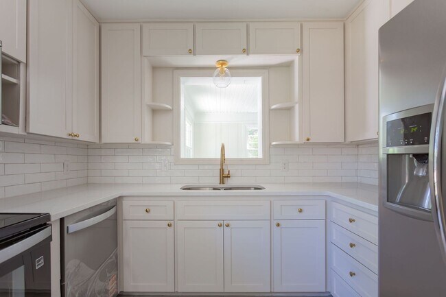 Building Photo - 3408 Kirby Dr