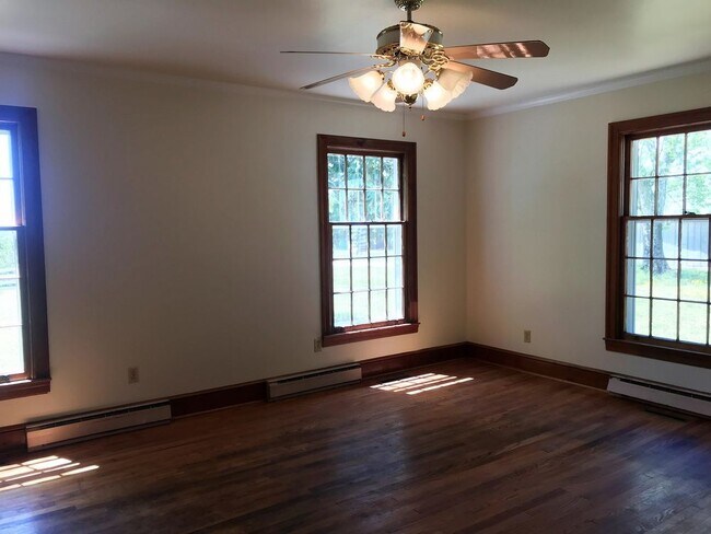 Building Photo - 124 Park Forest Ln
