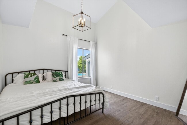 Building Photo - 2 Bedroom Condo for Rent in Redding CA | Pool, Spa, Fireplace, Balcony