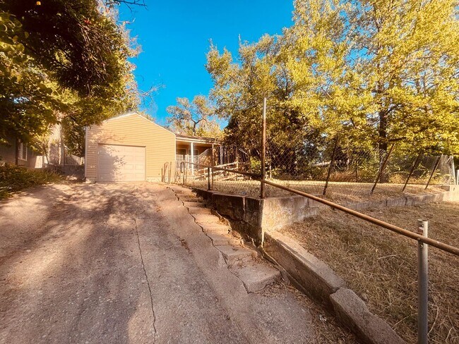 Building Photo - 1334 N Estelle St