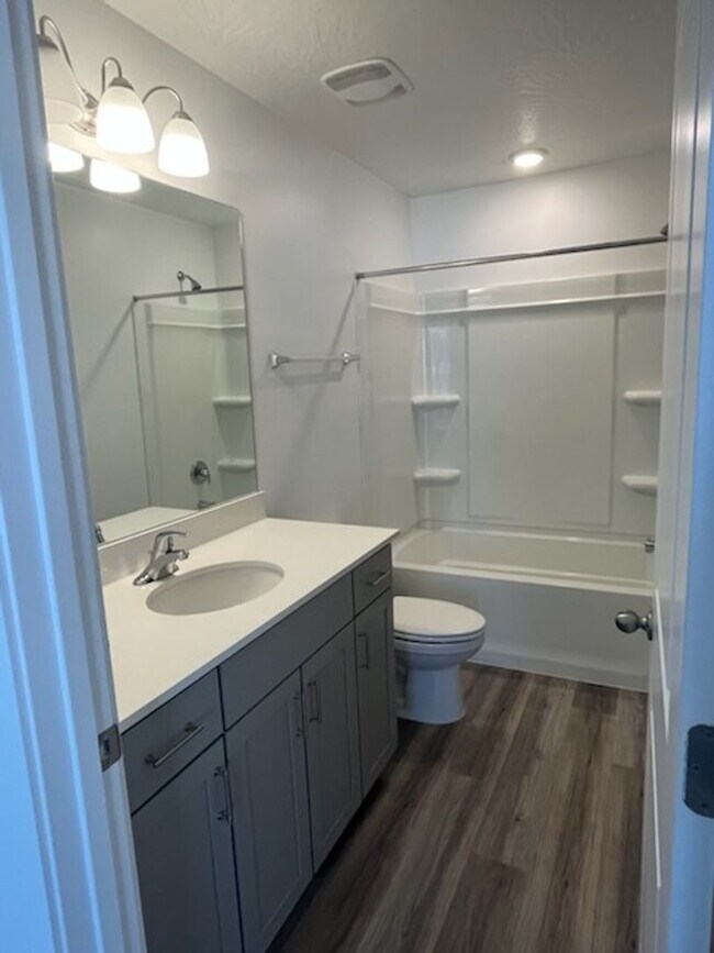 Building Photo - Charming Townhome