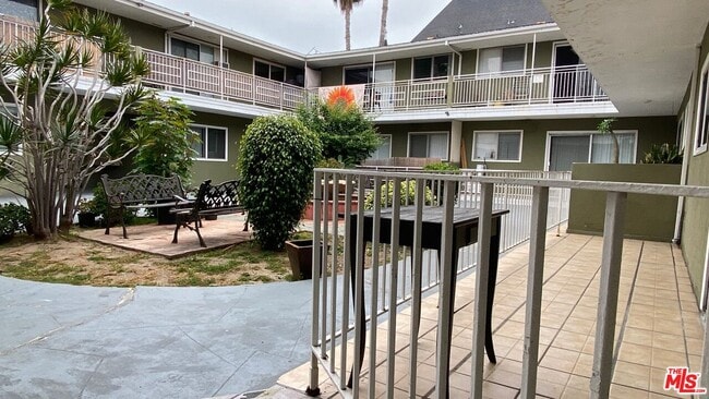 Building Photo - 443 S Wilton Pl