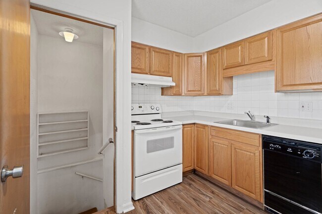 Building Photo - Charming & Newly Updated 2BR Duplex with F...