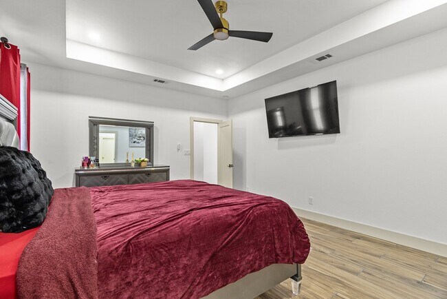 Building Photo - 12370 W University Blvd