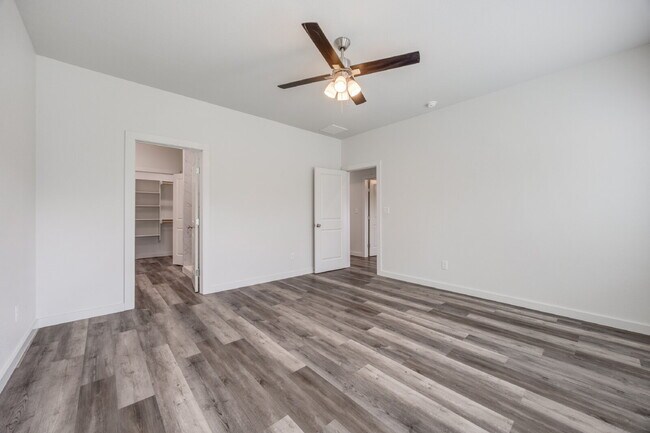 Building Photo - 3-Bed Home with Fenced Yard & Attached Garage in Sunny Side – Denison