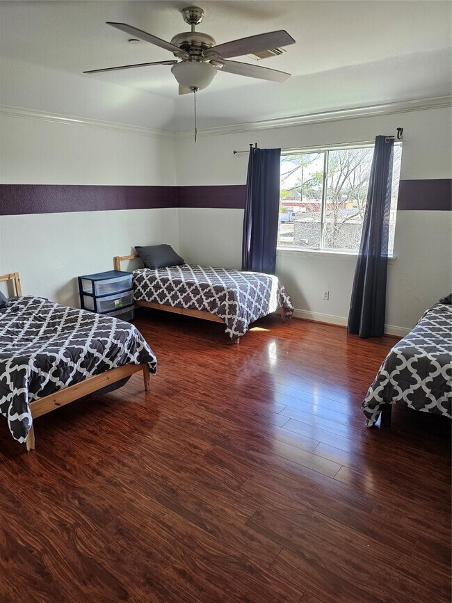 Building Photo - 1211 Lark Ln