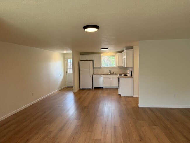 Building Photo - Updated 3 bedroom 1 bath duplex in Junction City!