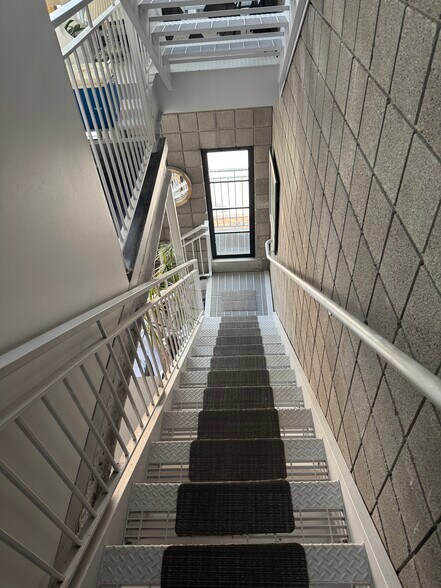 Building Photo - 360 Broadway