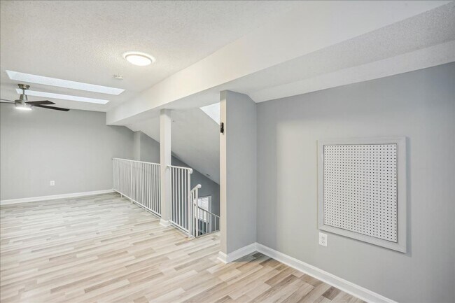 Building Photo - Great 3+2+ Loft in Germantown!