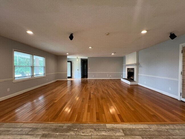 Building Photo - 223 S Lk Dr