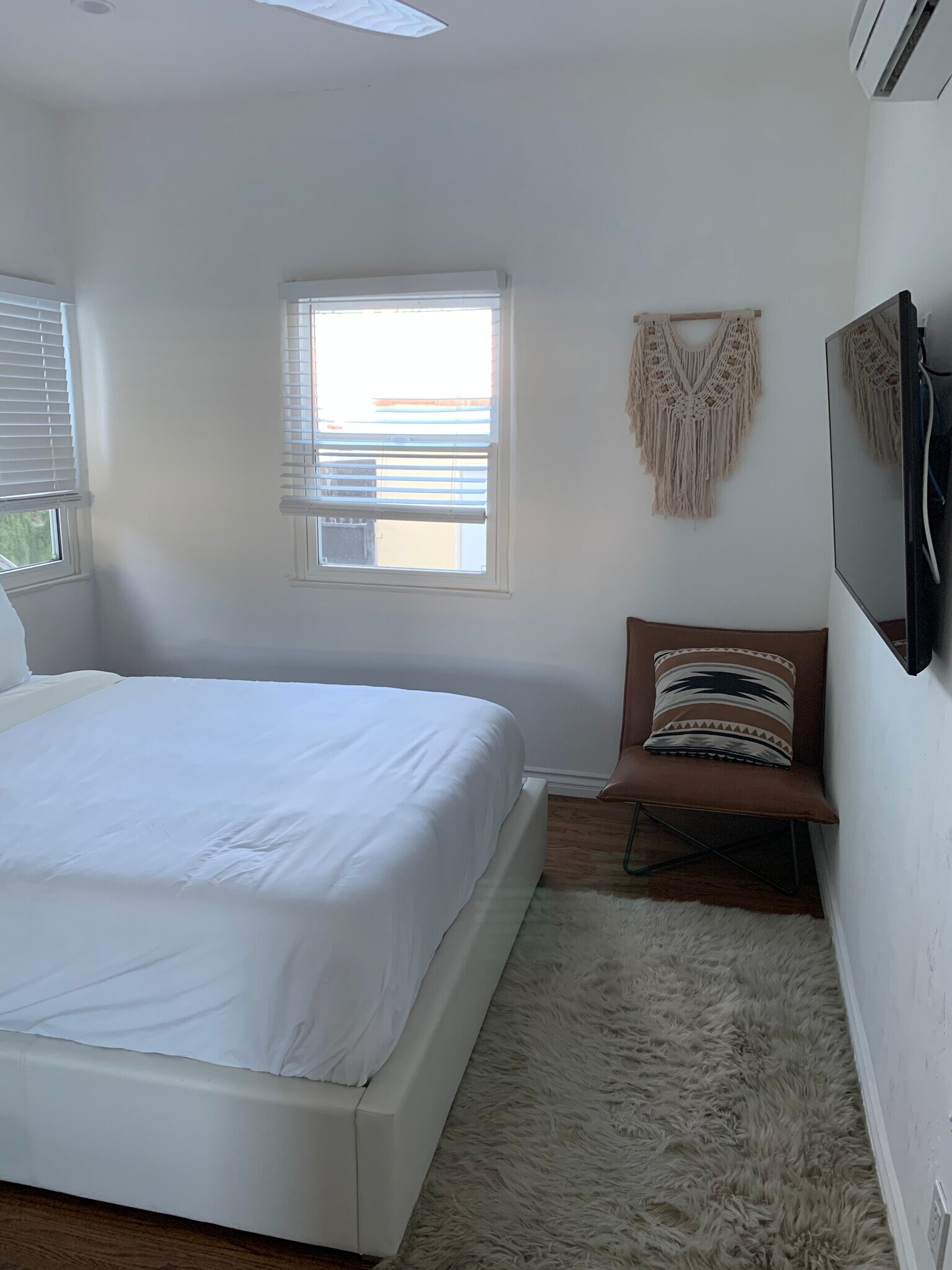 Building Photo - 1416 S Crest Dr