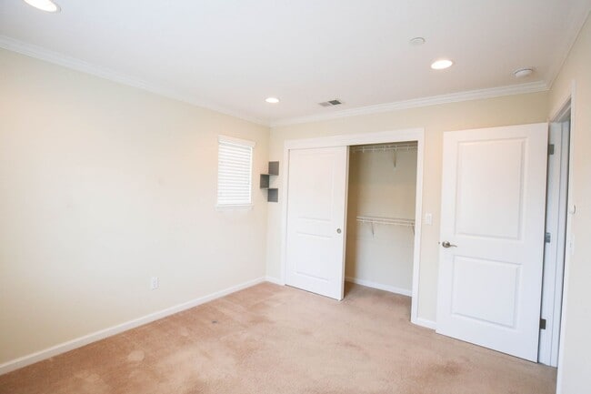 Building Photo - Newer Contemporary Home for Rent - Conveni...