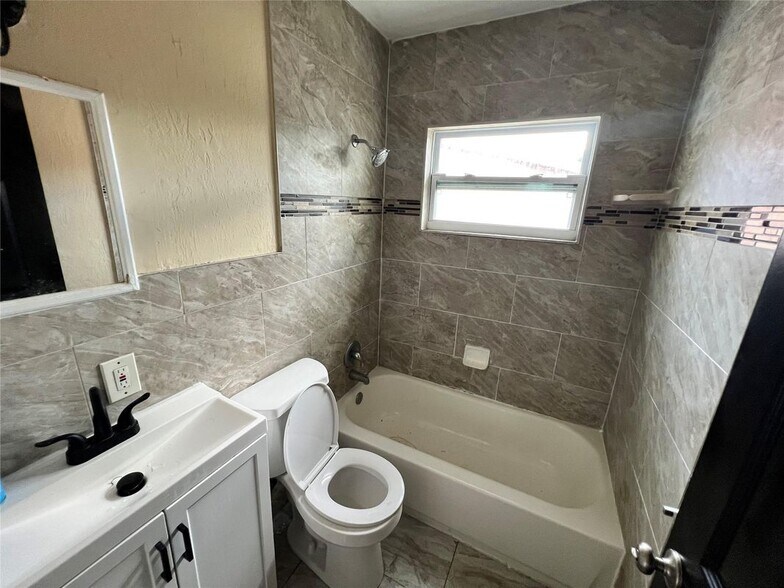 Building Photo - 347 SE 6th St