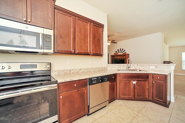 Building Photo - 553 Hollow Glen Dr