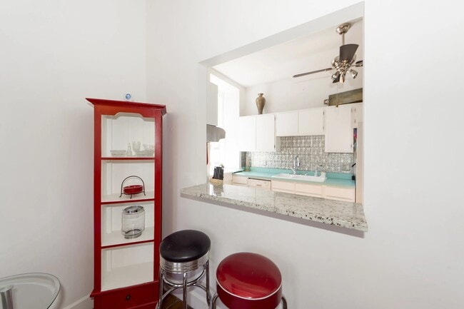 Building Photo - 350 King St