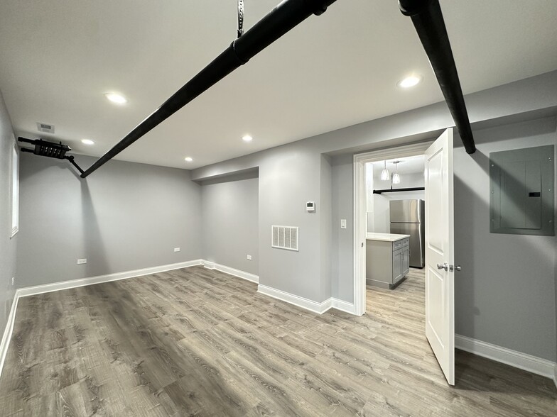 Building Photo - 1224 W Rosemont Ave