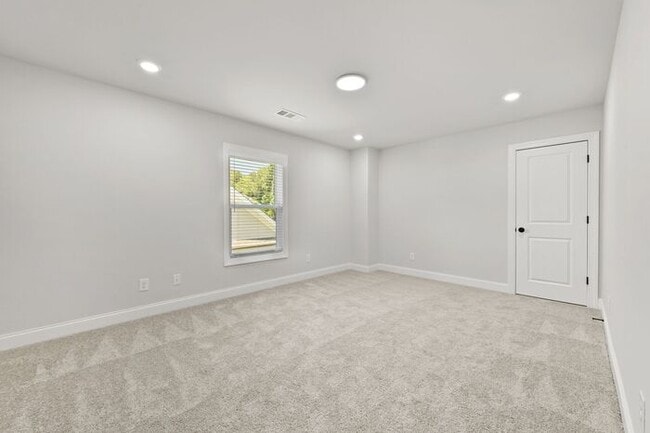 Building Photo - Beautiful 5 bedroom house in Bellmoore Par...