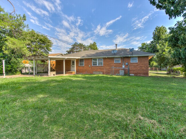 Building Photo - 2104 SW 68th St