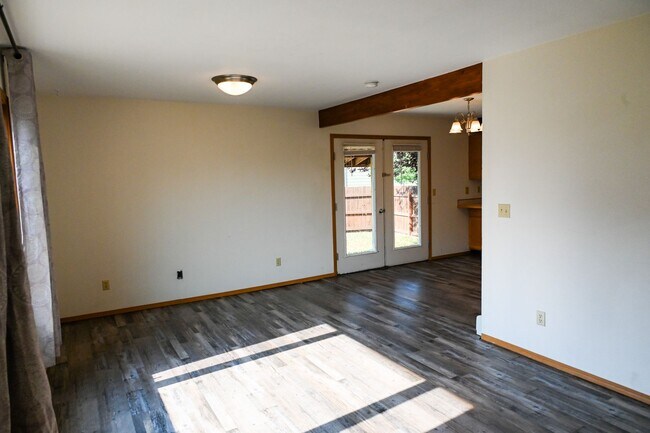 Building Photo - 916 Montana St