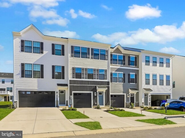 Primary Photo - 466 Still Feather Ave