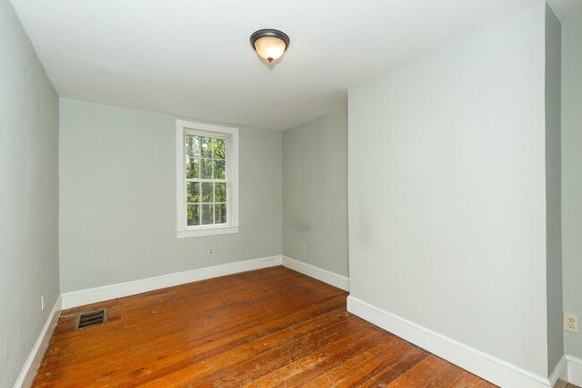 Building Photo - 2 Bed, 2 Bath Farmhouse-Style Home in Kear...