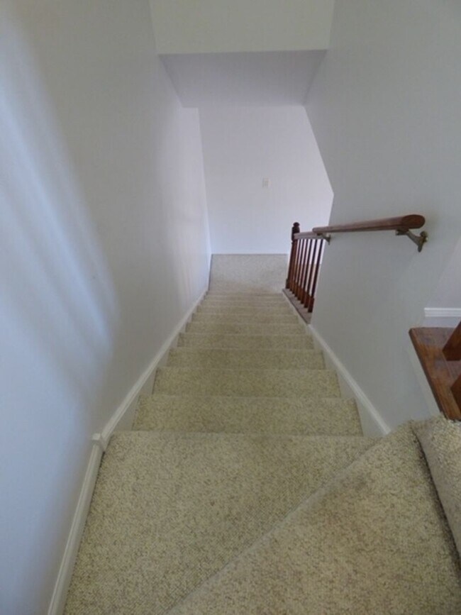 Building Photo - Beautiful 2 bd 1 1/2 ba as soon as July 1 move-in. Great Vernon Hills location!