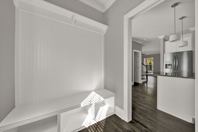 Building Photo - Two Story Cottage In Historic Waxhaw