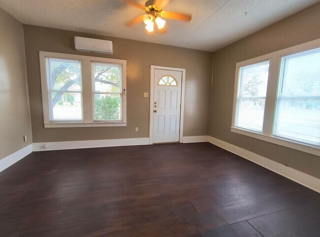 Building Photo - AFFORDABLE 1 Bedroom 1 Bath AVAILABLE NOW!