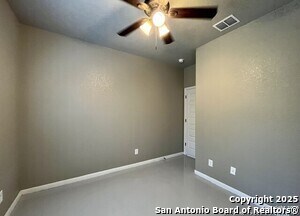 Building Photo - 913 E Seidemann St