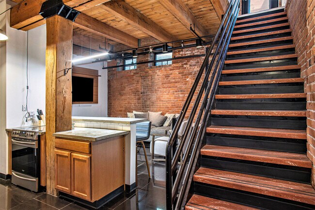 Building Photo - 6533 E Jefferson Ave