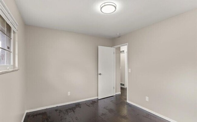 Building Photo - Freshly refreshed and move-in ready!