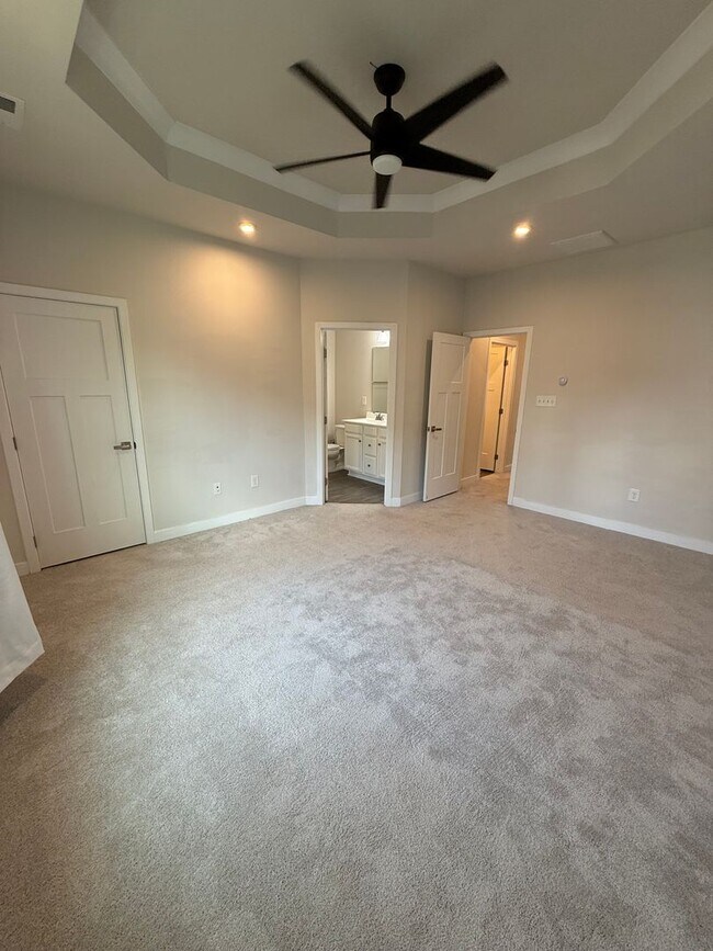 Building Photo - 3 Bedroom Townhouse - City Living with a G...