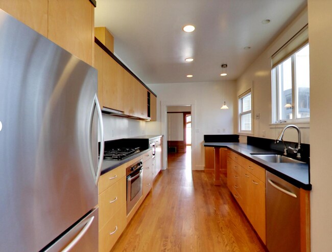 Building Photo - Expansive Top-Floor Richmond Flat | 2BD + Sunroom | Parking Included | Nearly 1,900 Sq. Ft.