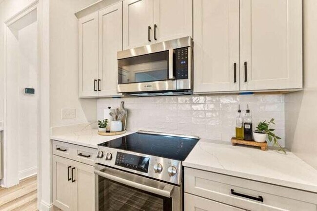 Building Photo - 120 Suwanee Dr