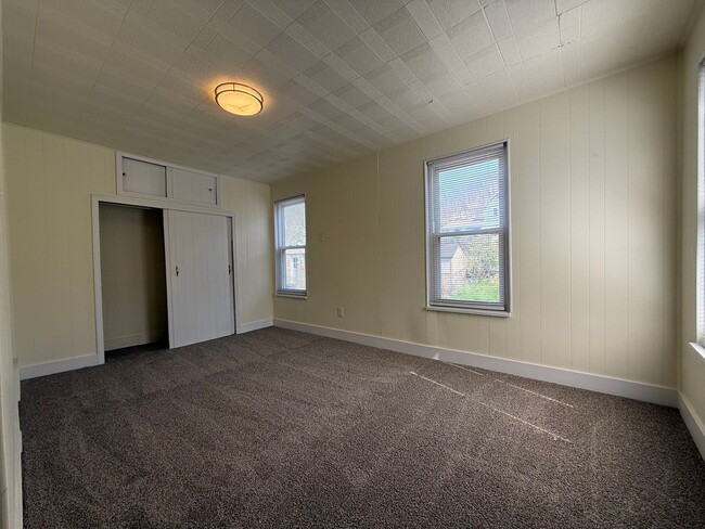 Building Photo - Updated 3BR house with fenced yard!