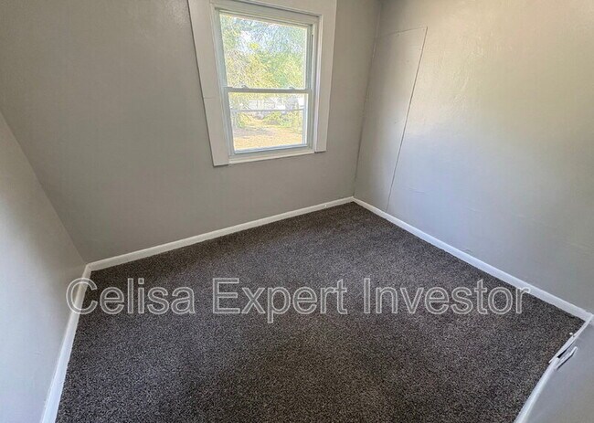 Building Photo - 5137 Tyrone Rd