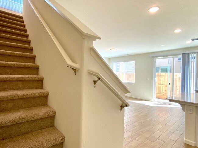 Building Photo - $2,350 Clinton & Armstrong, 4 Bed, Gated Community Pool & Solar - E Riesling Dr, Fresno