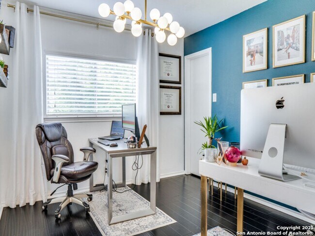 Building Photo - BEAUTIFULLY RENOVATED 4-BEDROOM HOME IN HUNTINGTON PLACE