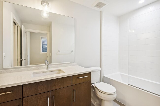 Building Photo - Near NEW 1+1 in NW DC!