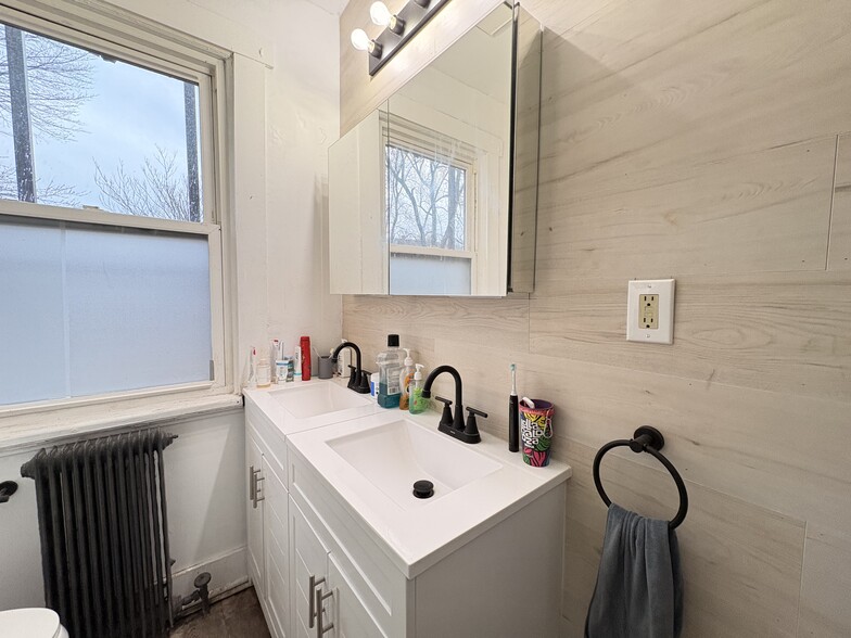 Building Photo - 5818 Hobart St