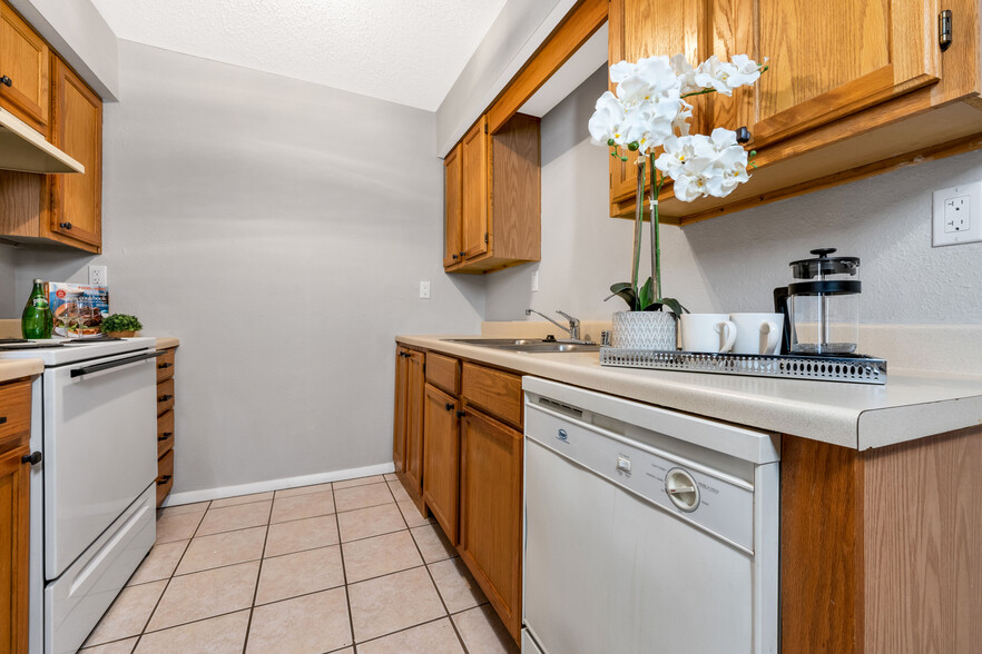 1-Kitchen - Azalea Trail Apartments