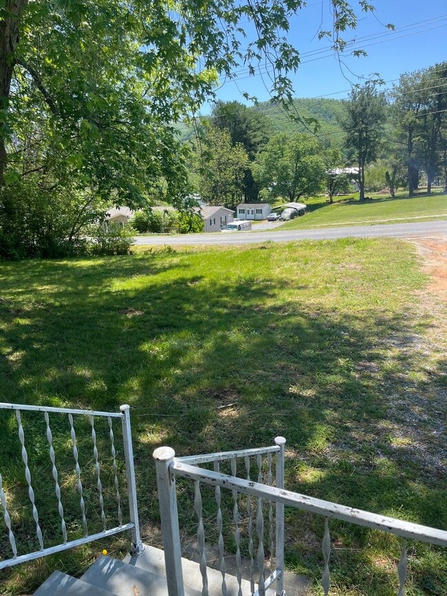 Building Photo - 2 BR 1 BA House in Buchanan VA