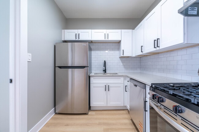 Building Photo - 6239 N Western Ave